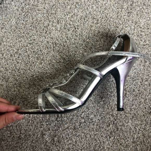 Silver Heels - Picture 3 of 5